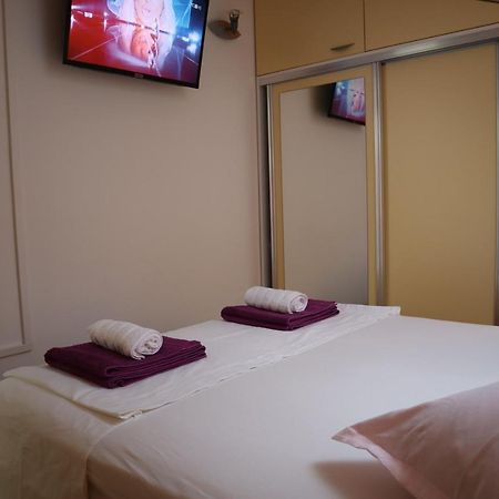 אומיס Apartments Iva Und Franka מראה חיצוני תמונה