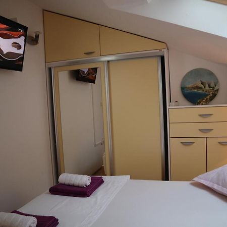 אומיס Apartments Iva Und Franka מראה חיצוני תמונה