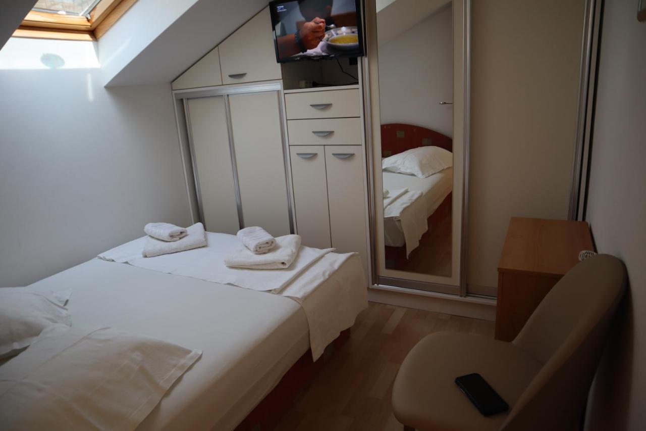 אומיס Apartments Iva Und Franka מראה חיצוני תמונה
