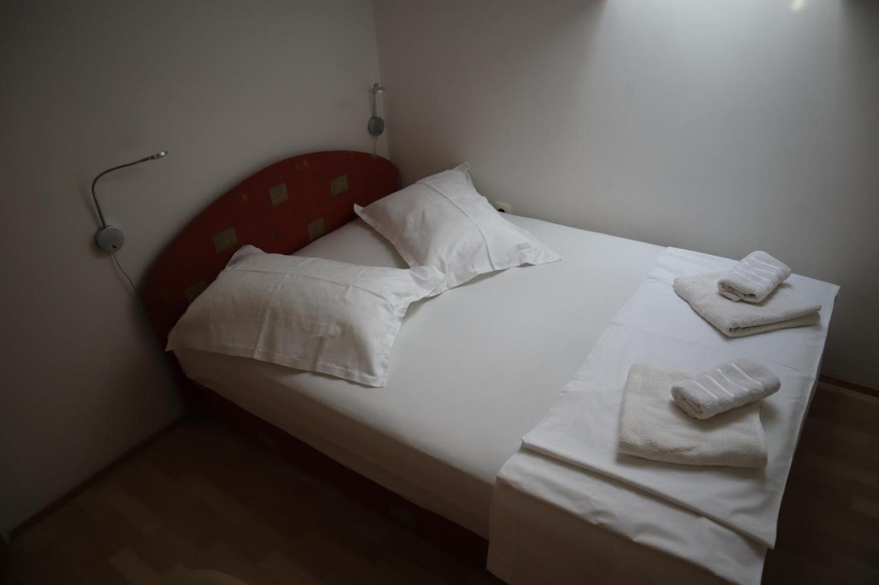 אומיס Apartments Iva Und Franka מראה חיצוני תמונה