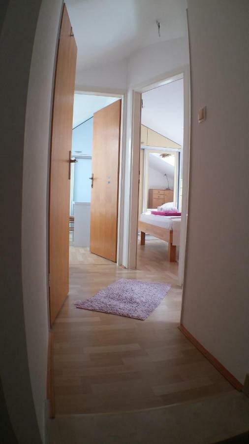 אומיס Apartments Iva Und Franka מראה חיצוני תמונה