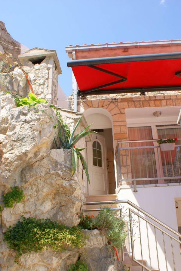 אומיס Apartments Iva Und Franka מראה חיצוני תמונה