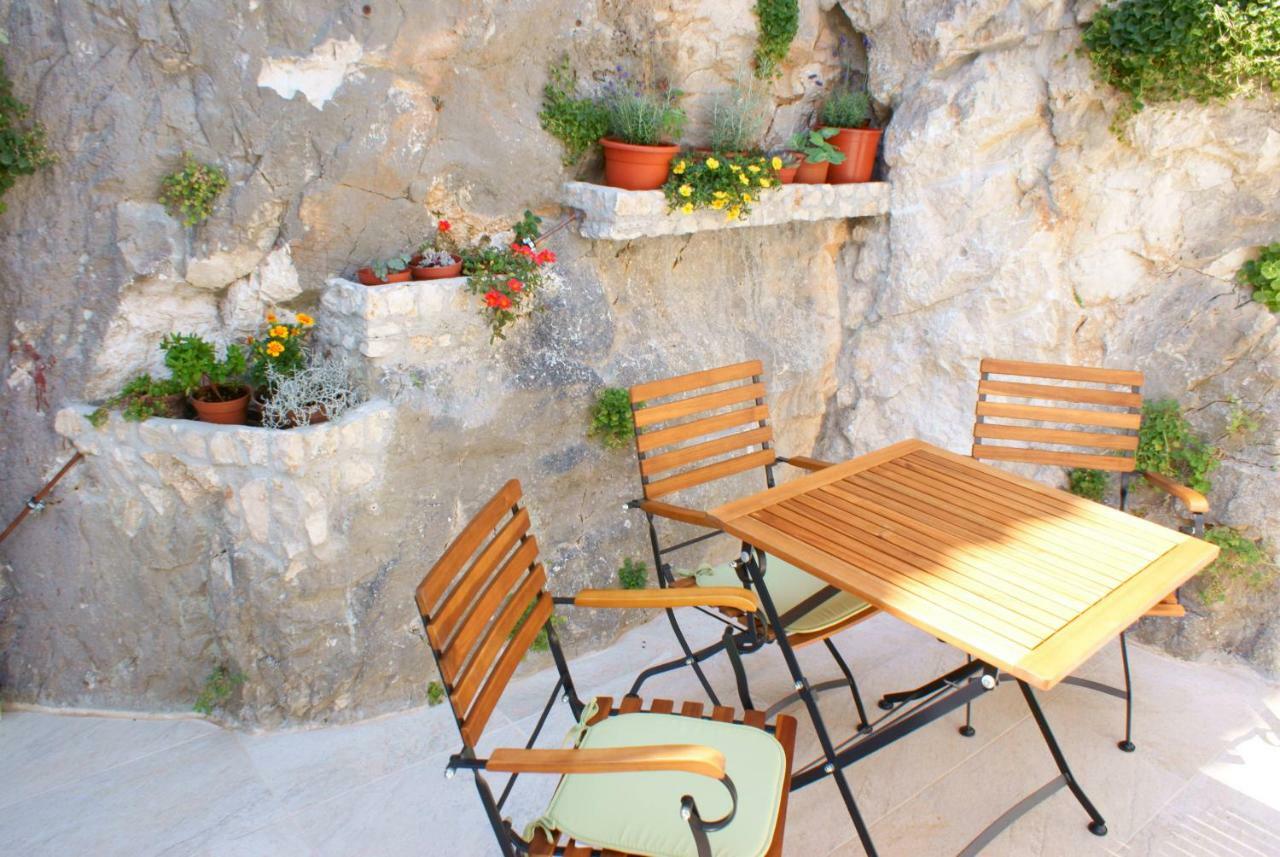 אומיס Apartments Iva Und Franka מראה חיצוני תמונה