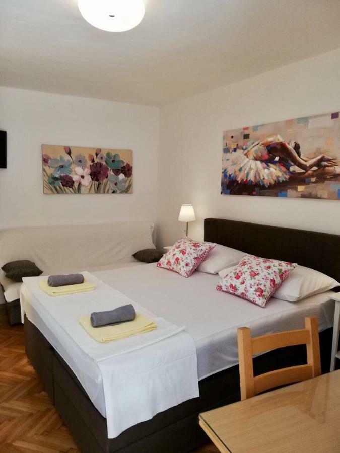 אומיס Apartments Iva Und Franka מראה חיצוני תמונה